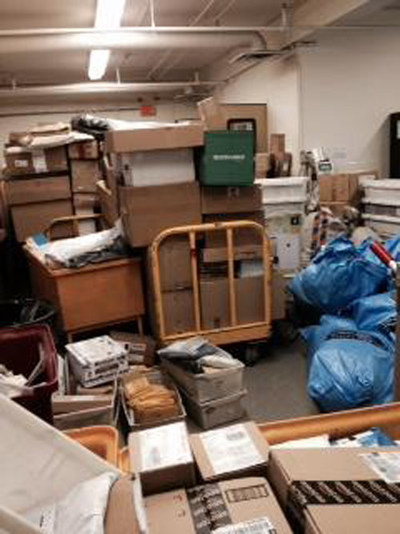 Photo showing Iqaluit post office crammed to the rafters with parcels. (CNW Group/Canadian Postmasters and Assistants Association)