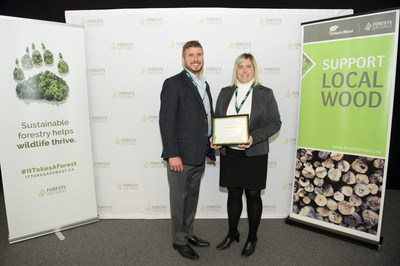 Sacha Gendron (right), is presented with the Ontario Wood Award by Scott Jackson (left), Director of Indigenous and Stakeholder Relations for Forests Ontario (left). This award recognizes an individual who contributes to the enhancement and promotion of the Ontario Wood brand. (CNW Group/Forests Ontario)