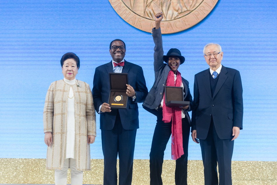 Dr. Hak Ja Han Moon and Dr. Il Sik Hong award the 2019 Sunhak Peace Prize to Dr. Akinwumi Ayodeji Adesina and Waris Dirie. (Seoul, South Korea. Photo credit: Graeme Carmichael)