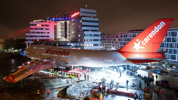 Eeuwigdurend kapitalisme Remmen Corendon Boeing 747 na megatransport in hoteltuin 'geland'