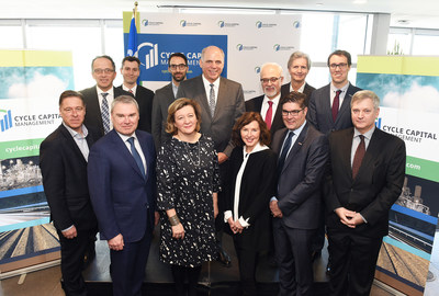 Qubec's Minister of Economy and Innovation, Pierre Fitzgibbon, surrounded by the Founder and Managing Partner of Cycle Capital, Andre-Lise Mthot, the Managing Partner of Cycle Capital, Claude Vachet, and the sponsors of Cycle Capital Fund IV. (CNW Group/Cycle Capital Management)