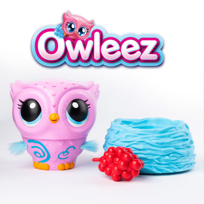 Introducing Owleez, the first and only interactive pets that you can rescue, take care of and REALLY teach to fly! (CNW Group/Spin Master)