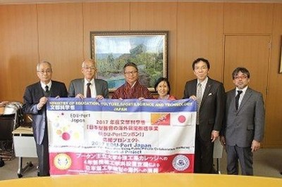 Andu Dukpa (center), President of Jigme Namgyel Engineering College visits Kansai University.