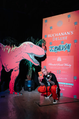 J Balvin con BUCHANAN’S DeLuxe Blended Scotch Whisky x J Balvin Limited Edition Design foto por Orli Arias (PRNewsfoto/Buchanan's Blended Scotch Whisky)