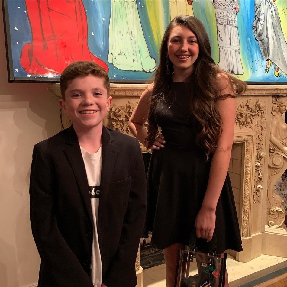 在Suzy Amis Cameron的道德时尚活动Red Carpet Green Dress十周年庆典上，Frankie McNulty（L）和Alani（R），加州MUSE学校的两名学生，介绍了他们自己的企业进入可持续时尚的世界。