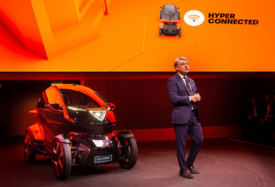 SEAT President Luca de Meo presenting the Minimo at the Mobile World Congress (PRNewsfoto/SEAT)