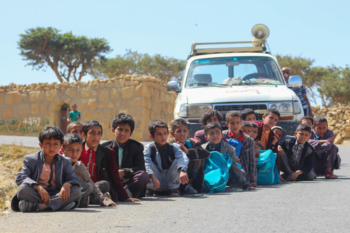 On 9 February 2019 in Yemen, children wait to be vaccinated in Dhamar during a mobile Measles and Rubella vaccination campaign. © UNICEF/UN0284436/Al-Qaflah (CNW Group/UNICEF Canada)