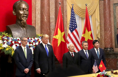 From left to right: Dave Shirk, president, Sabre Travel Solutions; Donald Trump, president of the United States of America; Nguyen Phu Trong, president of the Socialist Republic of Vietnam, general secretary of the Communist Party of Vietnam; Duong Tri Thanh, president and CEO, Vietnam Airlines; Trinh Hong Quang, executive vice president, CIO, Vietnam Airlines
