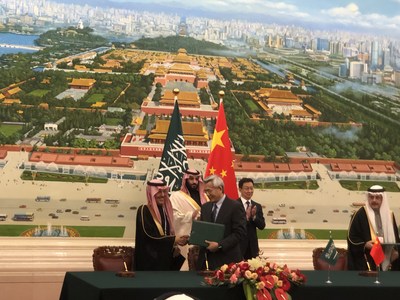 MoU signing between Mr. Mohammad Abdullah Abunayyan, Chairman of ACWA Power (left) and Mr. Wang Yanzhi, CEO of the Silk Road Fund (right), in the presence of HRH Prince Mohammed Bin Salman and Han Zheng, Vice Premier of State Council of China.