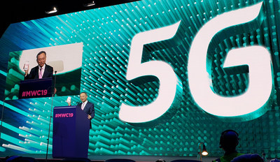 KT Chairman and CEO Hwang Chang-Gyu displays the world’s first 5G smartphone during his keynote speech at MWC 2019, held February 25 to 28 in Barcelona, Spain.