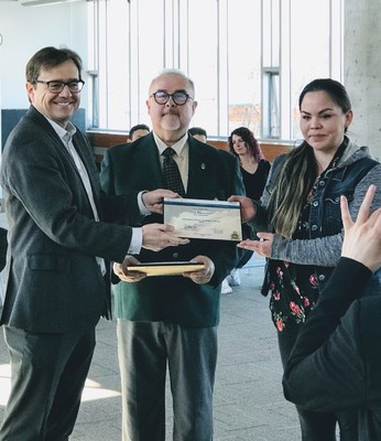 (De gauche  droite) Le ministre Wilkinson, Dave Loop, coordinateur du cours C & P, prsente un certificat  Tina Halvorsen de la tribu Uchucklesaht (Groupe CNW/Pches et Ocans Canada, Rgion du Pacifique)