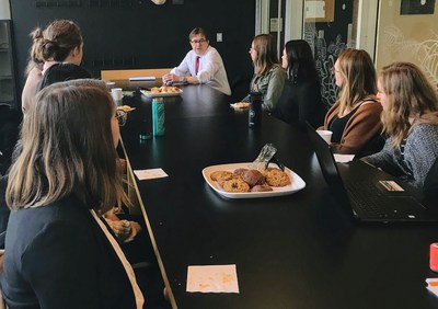 Le ministre Wilkinson recontre les membres du des femmes en sciences  l'Universit de la Colombie-Britannique. (Groupe CNW/Pches et Ocans Canada, Rgion du Pacifique)