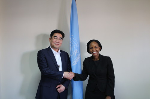 Lee Dong-Myun, president of KT’s Future Platform Business Group, and Joyce Msuya, executive director of the United Nations Environment Program are photographed on March 12th in Nairobi, Kenya