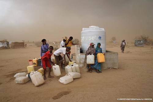 Internally displaced persons (IDPs) collect water as a sandstorm approaches in Abs IDP settlement, Hajjah Governorate, Yemen, Saturday 6 May 2017.

© UNICEF/UN 073954-Clarke 4UNOCHA (CNW Group/UNICEF Canada)