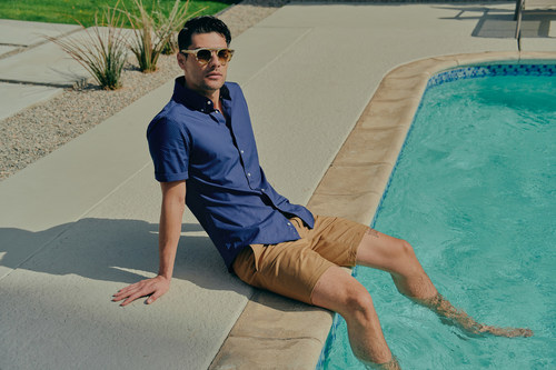 INDOCHINO's new casual button up shirts are their latest offering that will revolutionize the way men shop for their casual wardrobe, with short sleeve and casual fit options that can be worn tucked or untucked. (CNW Group/Indochino Apparel Inc.)