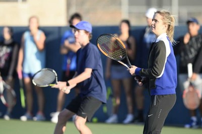 Elina Svitolina instructing students at Bush Tennis Center in Midland, TX (PRNewsfoto/Elina Svitolina Foundation)
