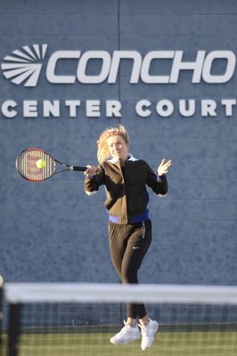 Elina Svitolina serving at Bush Tennis Center in Midland, TX (PRNewsfoto/Elina Svitolina Foundation)