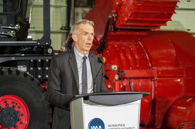 Vince Dancho, WAA's Senior Vice President introducing Otto, North America's first autonomous airport snowplow. (CNW Group/Winnipeg Airports Authority Inc.)