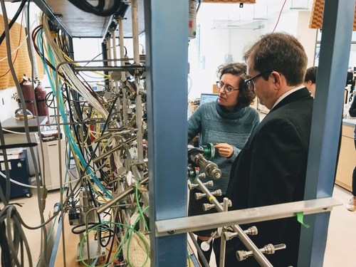 Minister Wilkinson tours UVIC Laboratory. (CNW Group/Fisheries and Oceans Canada, Pacific Region)