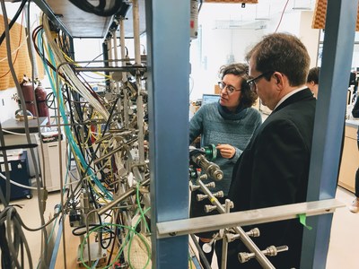 Le ministre Wilkinson visite le laboratoire de l'UVIC. (Groupe CNW/Pches et Ocans Canada, Rgion du Pacifique)