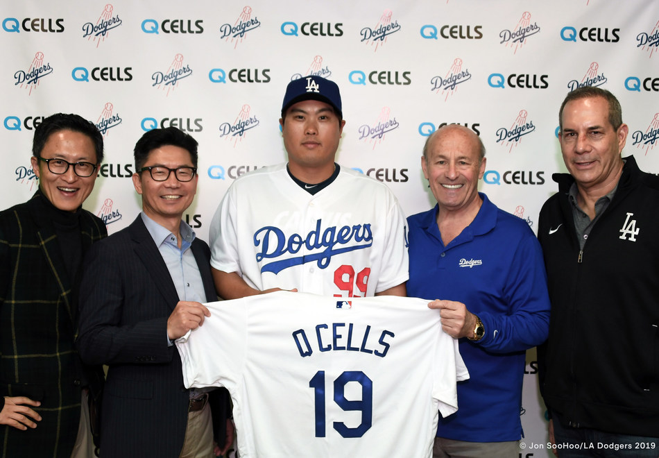Q CELLS celebrates the beginning of their sponsorship with the Los Angeles Dodgers (from left) Martin Park, Head of Strategy, Marketing & HR of Q CELLS America; Shane Kim, Vice President of Sales of Q CELLS America; Hyun-Jin Ryu, Pitcher at the Los Angeles Dodgers; Stan Kasten, President & Chief Executive Officer of the Los Angeles Dodgers; Lon Rosen, Executive Vice President & Chief Marketing Officer of the Los Angeles Dodgers (Jon SooHoo / Los Angeles Dodgers)