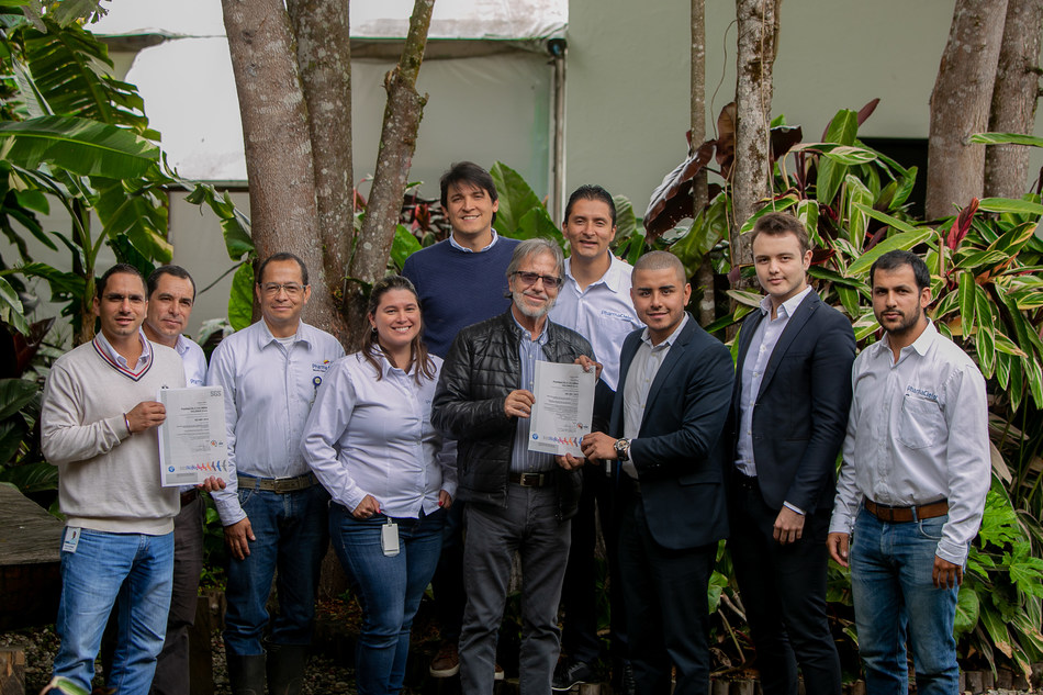 Federico Cock-Correa, president of PharmaCielo Colombia Holdings SAS, (centre-left) and PharmaCielo team receive ISO 9001:2015 certification. (CNW Group/PharmaCielo)