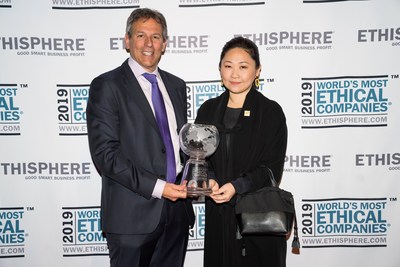 Ethisphere Institute CEO Timothy Erblich congratulates DTGO's Group CEO, Mrs Thippaporn Ahriyavraromp, on DTGO becoming one of the 2019 World’s Most Ethical Companies.