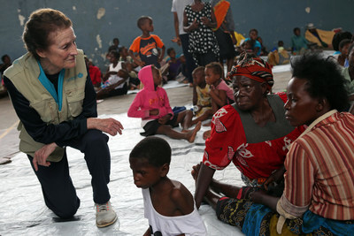 On 22 March 2019 in Beira in Mozambique, (left) UNICEF Executive Director Henrietta H. Fore speaks with internally displaced people as she visits a secondary school used to shelter evacuees from Cyclone Idai. UNICEF support includes health supplies and tents.  UNICEF/UN0291728/Prinsloo (CNW Group/UNICEF Canada)