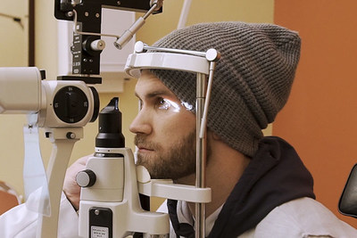 Bryce Harper visited an optometrist and was fitted with ACUVUE® OASYS with Transitions™ ahead of the 2019 season