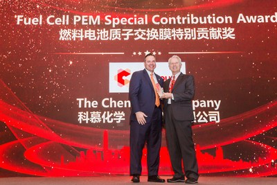 Mark Vergnano, CEO and President of Chemours, accepts the Fuel Cell PEM Special Contribution Award at the China International New Energy & Intelligent Vehicle Forum 2019 in Anting, China.