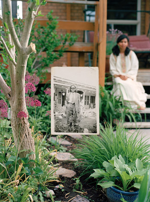 Zinnia Naqvi Self-portrait in the Garden, 2017 et Nani in the Garden (2), 1948, imprimé 2017, impression jet d’encre (Groupe CNW/Scotiabank)