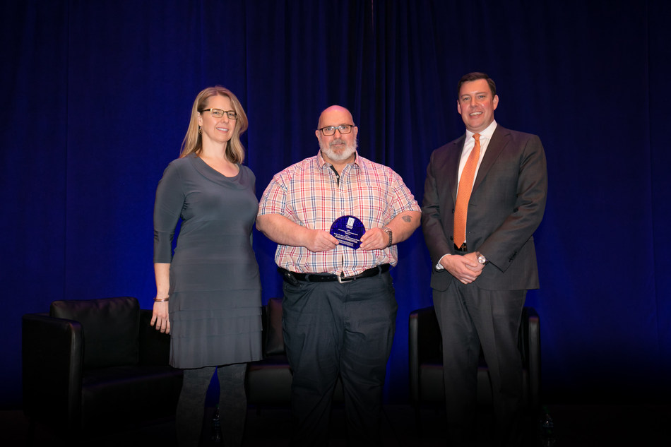 from left to right: Melinda Pagliarello, Senior Director, Environmental Affairs, ACI-NA; Alain Girard, Manager, Sustainable Development and SMS, YBQ; Matthew Cornelius, Executive Vice President, ACI-NA (CNW Group/Aéroport de Québec)