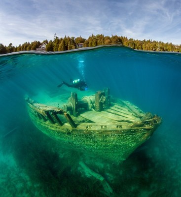 Jill Heinerth on a dive in Tobermory, Ontario exploring a sunken shipwreck. (CNW Group/Royal Canadian Geographical Society)