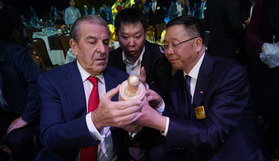 Kweichow Moutai Group chairman and general manager and party committee secretary Li Baofang presenting a bottle of Moutai to former Chilean President Eduardo Frei
