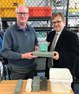 Le ministre Wilkinson rencontre le bnficiaire local d'une subvention remise dans le cadre du Dfi plastique en Nouvelle-cosse (Groupe CNW/Pches et Ocans Canada)