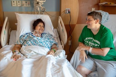 (L) Marianne McGiffin, kidney transplant recipient from Fort Myers, Florida, receives kidney from her office supervisor Dr. Melanie Altizer, OB/gyn of Fort Myers. (PRNewsfoto/Tampa General Hospital)