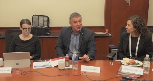 Rick Hansen (left), founder of the Rick Hanson Foundation, and Susan Gubasta (right), president of the Trillium Automobile Dealers Association, speak about accessibility at the 2019 Automotive Conference and Expo. (CNW Group/Trillium Automobile Dealers Association)