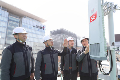 KT Chairman Hwang Chang-Gyu (second from left) inspects new 5G infrastructure in downtown Seoul with leaders from the company's Network Strategy Unit: from left, Chang-Seok Seo, Executive Vice President; Sung-Mok Oh, President; and Jin-ho Choi, Executive Vice President.
