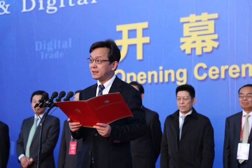 Member of the standing committee of the Jinhua Municipal Committee, Zhejiang Province and Secretary of the Yiwu Municipal Party Committee Lin Yi giving a speech