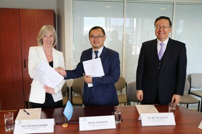 TAL and UNESCO formed partnership, with Chinese Vice Minister of Education Tian Xuejue witnessing the signing.