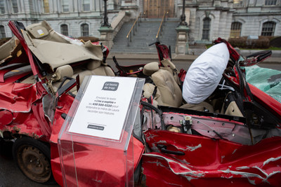 The Impactful Reminder exhibit is being shown from April 15 to 18 at Place Jacques-Cartier in Montreal. The goal is to sensitize the public and get them to stop using their phones while driving by enabling Driving mode on their device. (CNW Group/Sid Lee)