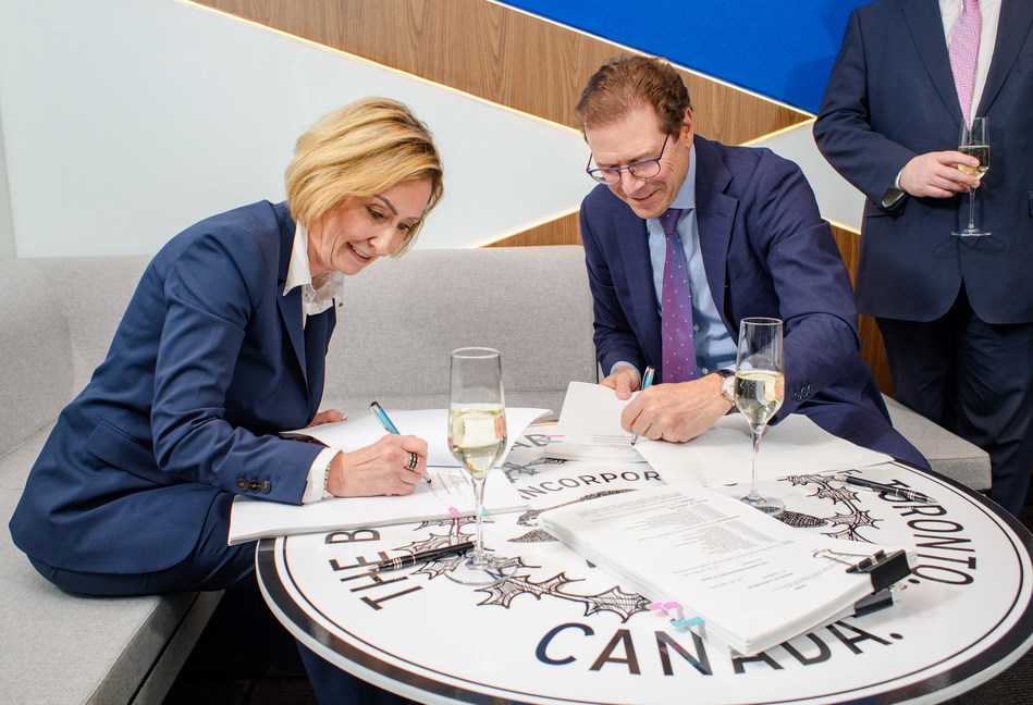 Jan De Silva, President & CEO, Toronto Region Board of Trade and Peter Menkes, President, Commercial/Industrial, Menkes, signing the official contract declaring 100 Queens Quay East as the World Trade Centre Toronto and The Toronto Region Board of Trade’s new home. (CNW Group/Menkes Developments Ltd)