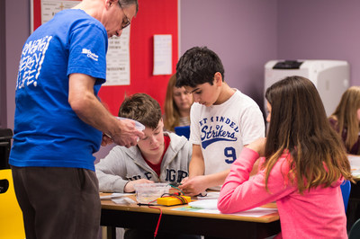 Relay Education presenters explore the world of energy with students (CNW Group/Hydro Ottawa Holding Inc.)