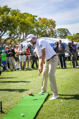 Webb Simpson putts in for a close second at the Battle of the Carolinas (CNW Group/RBC)