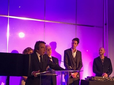 Patrick Lemaire (gauche) en train de remercier ses collaborateurs lors de la remise du prix jeudi dernier  Montral, Qubec. (Groupe CNW/Boralex inc.)