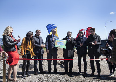 The officials just before the ribbon-cutting ceremony. (CNW Group/TIU Canada)