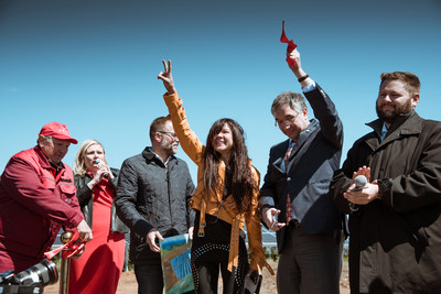 Ruslana and Ambassador Roman Waschuk wave to the crowd at the opening. (CNW Group/TIU Canada)