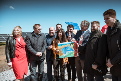 The officials hold the painting of the station after the ribbon-cutting (CNW Group/TIU Canada)