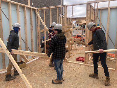 McKinnon Park students working on a home at the Empire Avalon construction site. (CNW Group/Empire Communities)