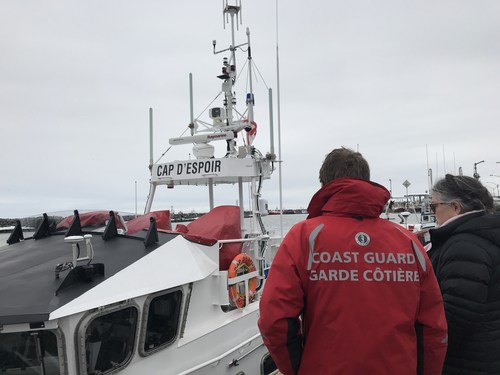 Minister Lebouthillier visits the crew of the CCGS Cap d'Espoir in Rivière-au-Renard, Quebec (CNW Group/Fisheries and Oceans (DFO) Canada)